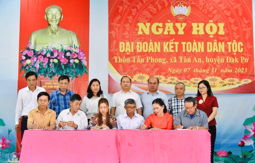Ban Công tác Mặt trận và các đoàn thể thôn Tân Phong ký kết thực hiện các cuộc vận động và phong trào thi đua yêu nước. Ảnh: Đức Thụy