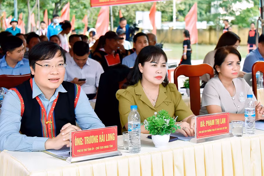 Các đại biểu của tỉnh tham dự Ngày hội Đại đoàn kết toàn dân tộc tại thôn Kte Lớn A. Ảnh: Đức Thụy Các đại biểu của tỉnh tham dự Ngày hội Đại đoàn kết toàn dân tộc tại thôn Kte Lớn A. Ảnh: Đức Thụy