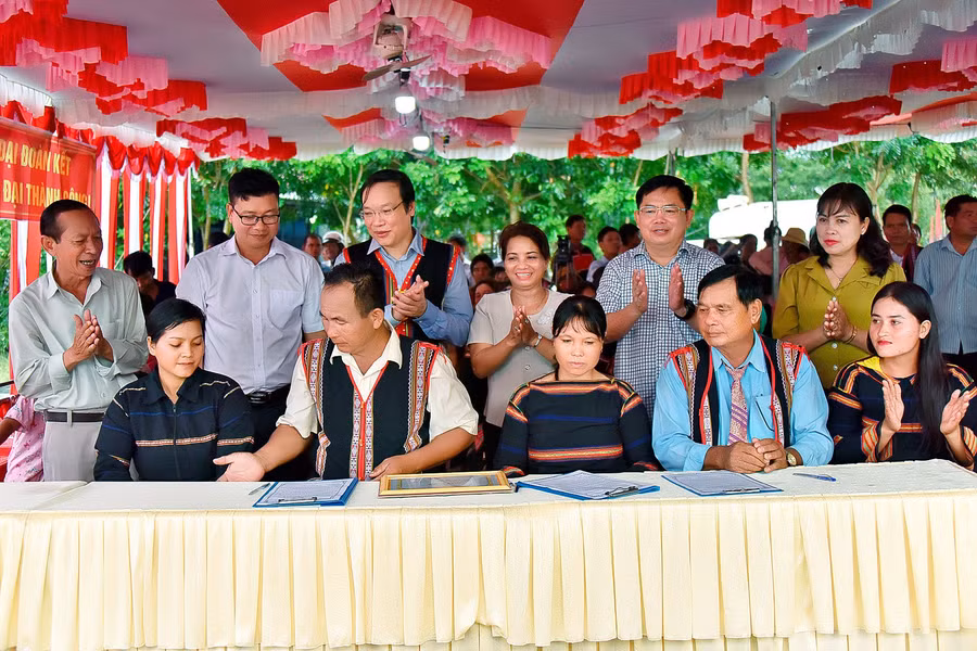Đại diện một số hộ dân thôn Kte Lớn A cùng đăng ký thi đua năm 2024. Ảnh: Đức Thụy Đại diện một số hộ dân thôn Kte Lớn A cùng đăng ký thi đua năm 2024. Ảnh: Đức Thụy