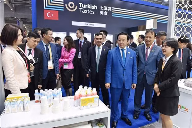 Phó Thủ tướng Trần Hồng Hà thăm gian hàng TH TrueMilk tại CIIE 6. Ảnh: Tiến Trung/TTXVN Phó Thủ tướng Trần Hồng Hà thăm gian hàng TH TrueMilk tại CIIE 6. Ảnh: Tiến Trung/TTXVN