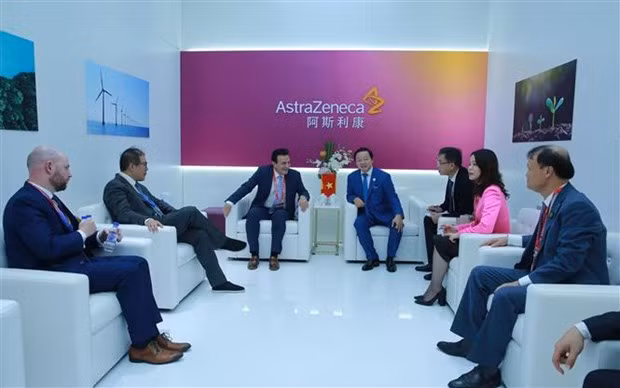 Phó Thủ tướng Trần Hồng Hà tiếp ông Pascal Soriot - Tổng Giám đốc Tập đoàn Astra Zeneca. Ảnh: Tiến Trung/TTXVN Phó Thủ tướng Trần Hồng Hà tiếp ông Pascal Soriot - Tổng Giám đốc Tập đoàn Astra Zeneca. Ảnh: Tiến Trung/TTXVN