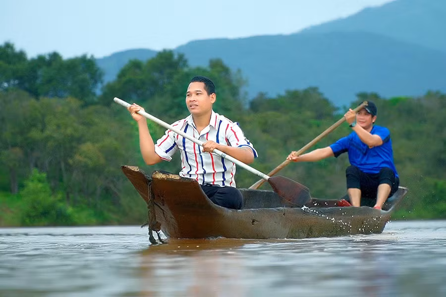 Các vận động viên xã Ia Khai (huyện Ia Grai) tích cực tập luyện để tham gia Hội đua thuyền trên sông Pô Cô tranh cúp A Sanh. Ảnh: Đức Thụy