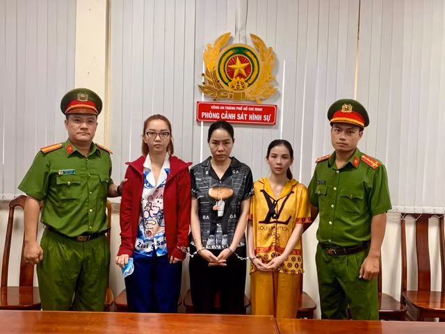 Nhức nhối 'nạn' mại dâm trá hình: Mánh khóe tinh vi của 'tú ông' ngoại quốc - Ảnh 1. Các "má mì" trong đường dây bị bắt giữ. Ảnh: THANH TUYỀN