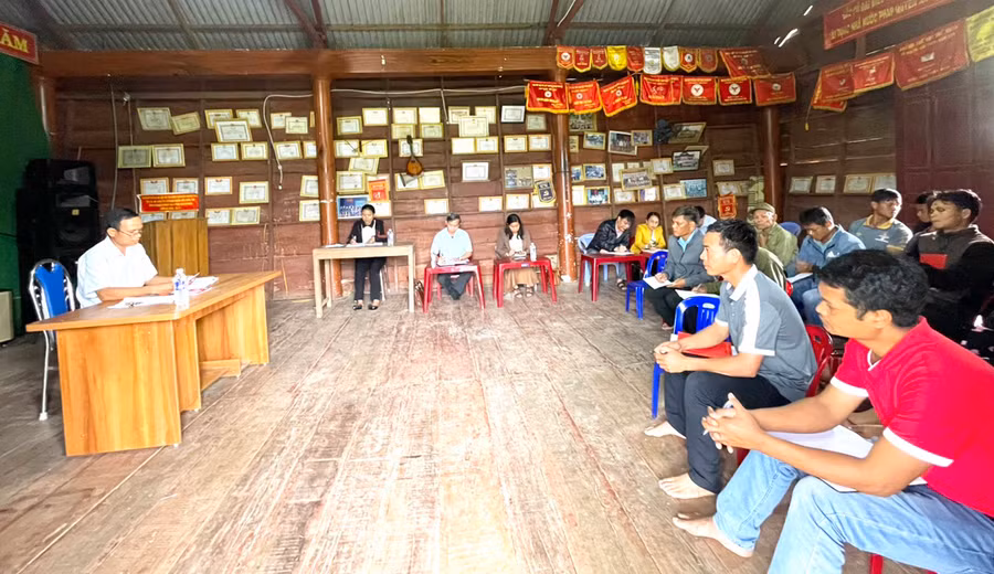 Một buổi sinh hoạt của Chi bộ làng Leng Tô. Ảnh: T.D