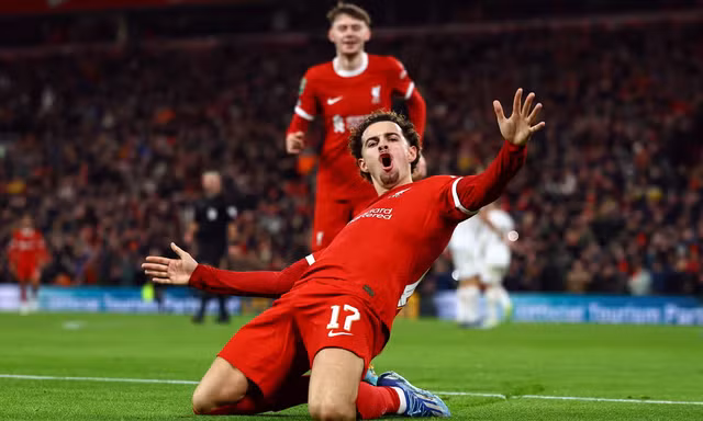 Curtis Jones tỏa sáng với cú đúp trước West Ham. Ảnh: AFP