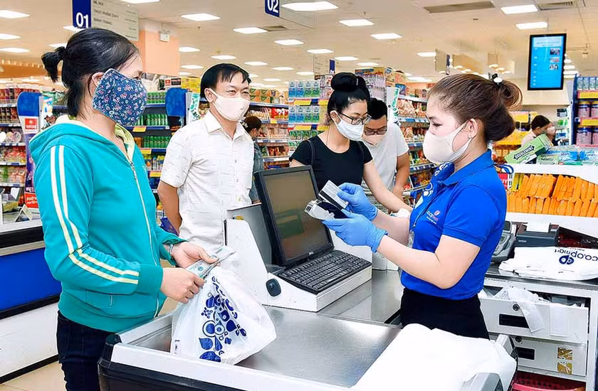 Nhiều khách hàng lựa chọn phương thức thanh toán không dùng tiền mặt khi mua sắm tại Siêu thị Co.op Mart Pleiku. Ảnh: Đ.T