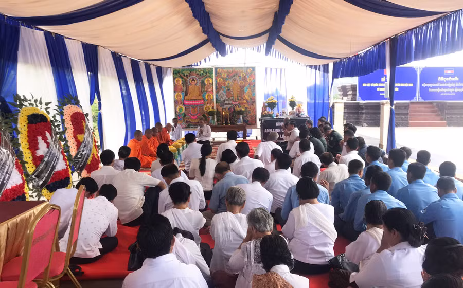 Lễ cầu siêu được tổ chức trang nghiêm theo nghi lễ, phong tục, tập quán của 2 quốc gia Việt Nam và Campuchia. Ảnh: Đoàn Bình