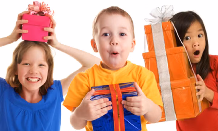 Tùy theo sở thích, mong muốn của các bé, cha mẹ có thể tìm hiểu, tặng quà thật ý nghĩa cho con của mình. Ảnh minh họa