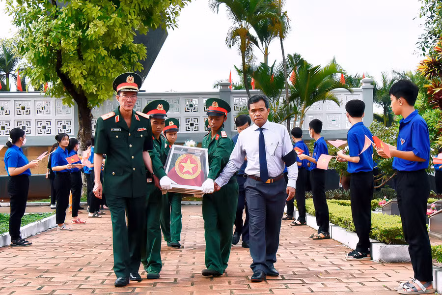 Ủy viên Ban Chấp hành Trung ương Đảng, Bí thư Tỉnh ủy, Chủ tịch HĐND tỉnh Hồ Văn Niên (bên phải) đưa hài cốt liệt sĩ đến nơi an táng. Ảnh: Đức Thụy Ủy viên Ban Chấp hành Trung ương Đảng, Bí thư Tỉnh ủy, Chủ tịch HĐND tỉnh Hồ Văn Niên (bên phải) đưa hài cốt liệt sĩ đến nơi an táng. Ảnh: Đức Thụy