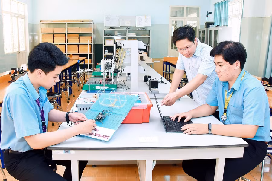 Thầy trò Trường THPT chuyên Hùng Vương cùng nhau nghiên cứu khoa học. Ảnh: Đức Thụy Thầy trò Trường THPT chuyên Hùng Vương cùng nhau nghiên cứu khoa học. Ảnh: Đức Thụy