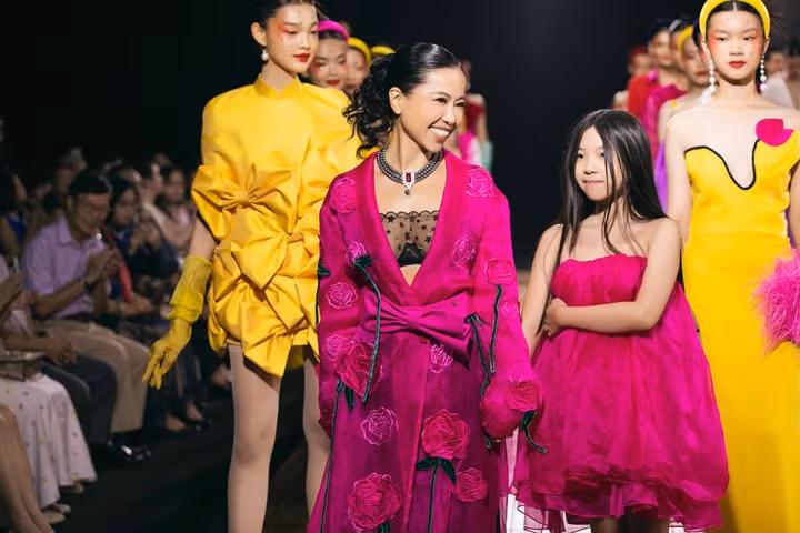 NTK Hà Linh Thư gây ấn tượng với BST lấy cảm hứng từ nghệ thuật Chèo ảnh 1