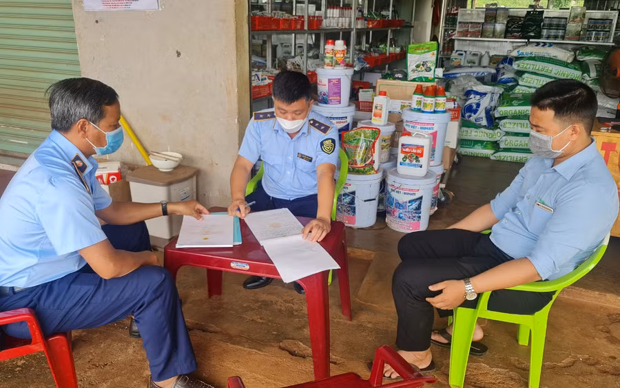 Cục Quản lý thị trường tỉnh thanh tra, kiểm tra doanh nghiệp kinh doanh phân bón, thuốc BVTV. Ảnh: Lê Nam