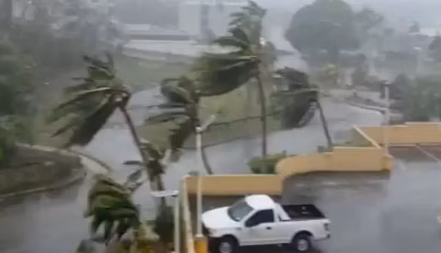 Việt Nam theo sát đường đi của siêu bão Mawar - Ảnh 2. Bão Mawar đổ bộ vào đảo Guam. Ảnh: AP