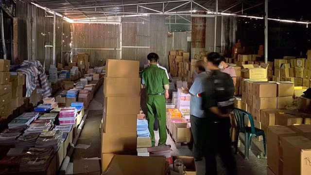 Ông Trần Hùng bị cáo buộc nhận hối lộ như thế nào? - Ảnh 2. Một kho tập kết sách giả của Công ty Phú Hưng Phát. Ảnh: CÔNG AN CUNG CẤP