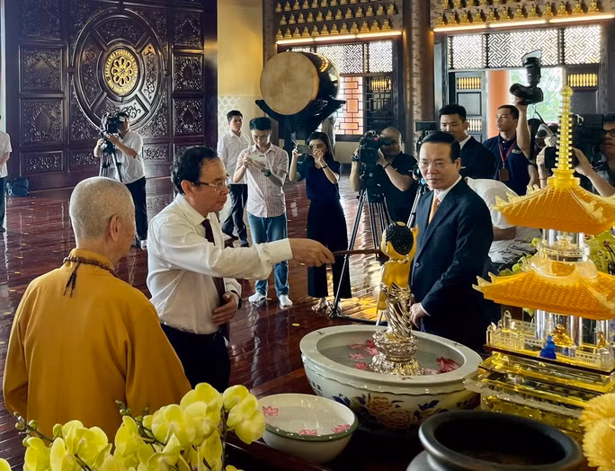 Bí thư Thành ủy TP HCM Nguyễn Văn Nên thực hiện nghi thức tắm Phật