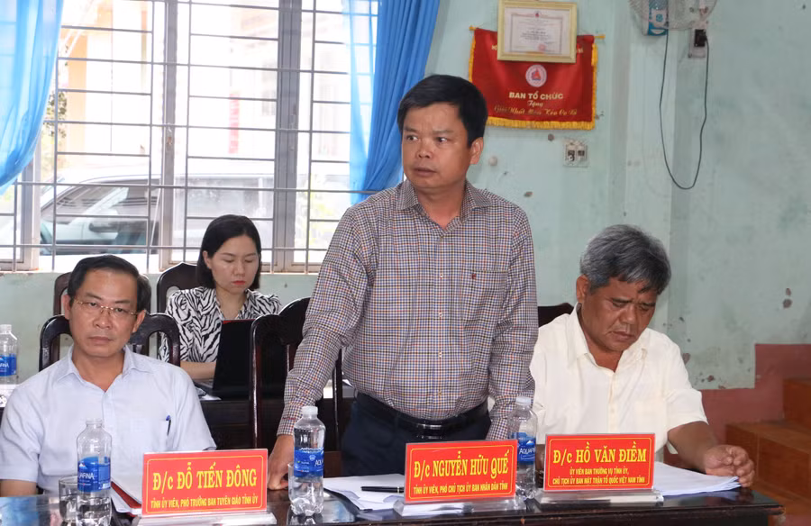 Phó Chủ tịch UBND tỉnh Nguyễn Hữu Quế phát biểu tại buổi làm việc. Ảnh: Quang Tấn
