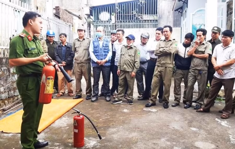 Công an TP.Pleiku hướng dẫn sử dụng bình chữa cháy cho lực lượng dân phòng. Ảnh: R'Ô HOK