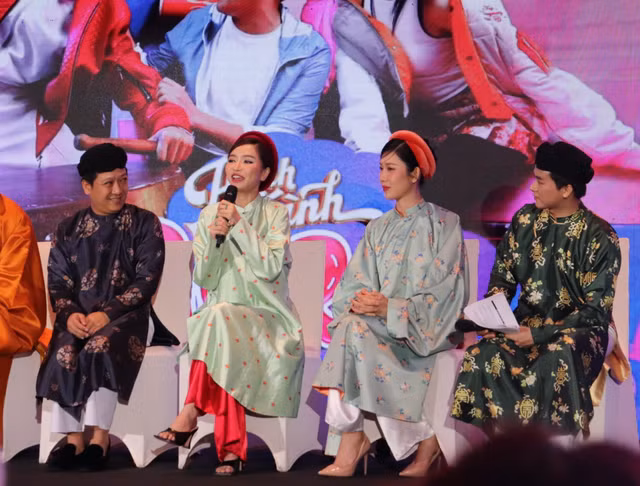 Bích Phương thừa nhận khó thích nghi và hòa nhập cùng các nghệ sĩ trong ngày đầu tham gia Hành trình rực rỡ. Ảnh: M.K