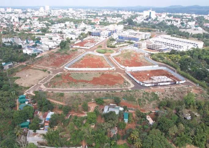 Hàng chục hộ dân sống lay lắt trong dự án ngàn tỉ của Tập đoàn Trung Nguyên