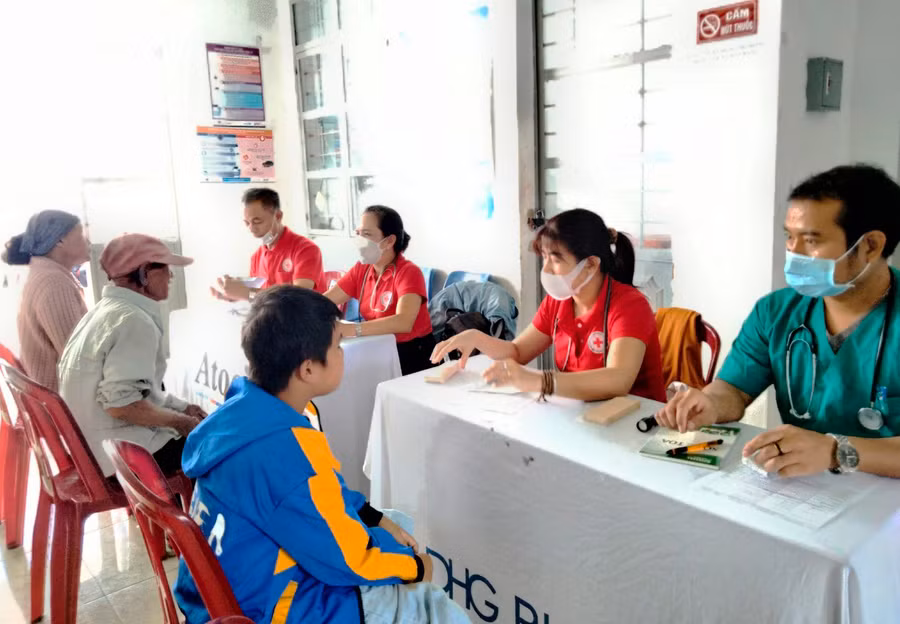 Khám bệnh, phát thuốc miễn phí cho người nghèo, khó khăn ở xã Đất Bằng, huyện Krông Pa. Ảnh: Hồng Ngọc