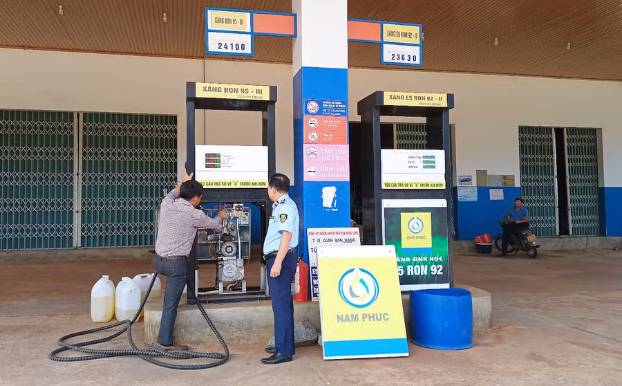 Lực lượng chức năng kiểm tra phương tiện đo tại một cửa hàng kinh doanh xăng dầu (ảnh Cục Quản lý thị trường tỉnh cung cấp).
