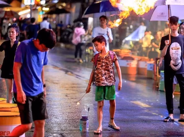 Cần giải pháp quyết liệt, cụ thể hơn để hướng tới dứt điểm tình trạng trẻ em lang thang xin ăn. Trong ảnh: Trẻ em phun lửa, xin ăn tại phố tây Bùi Viện (Q.1, TP.HCM)