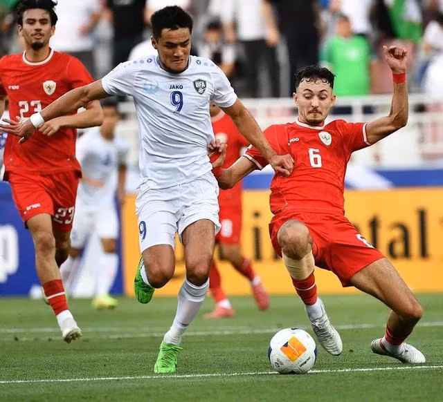 U.23 Indonesia (phải) không thể tạo nên cú sốc ở bán kết