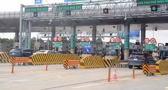 Nhiều tuyến cao tốc vẫn đang triển khai thu phí không dừng tại các trạm thu phí vẫn có barie, tài khoản có đủ tiền, barie mới mở. Ảnh: Việt Hùng/Vietnam+
