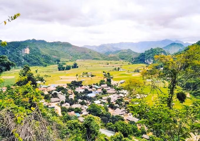 Bản Na Ư nằm lọt dưới một thung lũng Bản Na Ư nằm lọt dưới một thung lũng