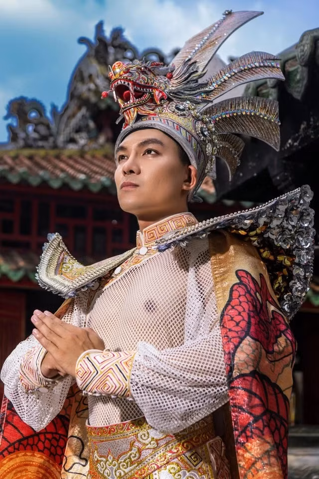 Thiết kế giúp nam MC Chuyện bốn phương thắng giải Trang phục dân tộc đẹp nhất Thiết kế giúp nam MC Chuyện bốn phương thắng giải Trang phục dân tộc đẹp nhất