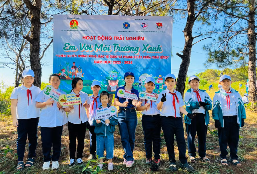 Cô Đặng Thị Thủy (thứ 5 từ phải sang)-giáo viên làm Tổng phụ trách Đội Trường Tiểu học Chu Văn An (TP. Pleiku) tổ chức nhiều hoạt động trải nghiệm cho học sinh. Ảnh: MINH NHẬT Cô Đặng Thị Thủy (thứ 5 từ phải sang)-giáo viên làm Tổng phụ trách Đội Trường Tiểu học Chu Văn An (TP. Pleiku) tổ chức nhiều hoạt động trải nghiệm cho học sinh. Ảnh: MINH NHẬT
