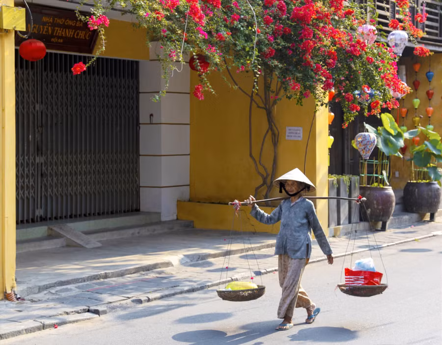 Quang gánh ra chợ. Ảnh: LÊ TRỌNG KHANG