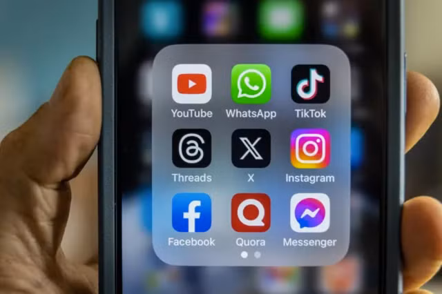 Các tài khoản Facebook nói riêng và mạng xã hội nói chung cần phải cài đặt quyền riêng tư nghiêm ngặt để tránh bị tin tặc tấn công. Ảnh: The Sun