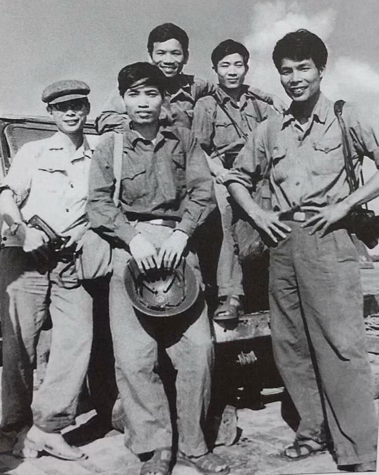 Các phóng viên đang hành quân cùng các chiến sĩ tình nguyện Quân đoàn 3 trên đường từ Công Pông Chàm tiến về giải phóng thị xã Siêm Riệp, 1/1979. Từ trái sang: Võ Văn Lục, Phát thanh quân đội, đài TNVN; và các phóng viên TTXVN: Trần Mai Hưởng, Lê Trọng Thư, Phạm Nhật Nam và Phạm Thanh Hải. Người chụp là phóng viên TTXVN Bùi Tiến Lợi. Bức ảnh này hiện được trưng bày trong bảo tàng Báo chí Việt Nam.