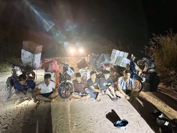 Nhóm đối tượng buôn lậu bị bắt giữ. Nhóm đối tượng buôn lậu bị bắt giữ.