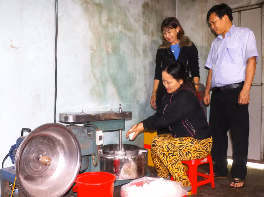 Cán bộ Hội Cựu chiến binh phường An Bình cùng Tổ trưởng tổ tiết kiệm và vay vốn tổ 5 kiểm tra việc sử dụng nguồn vốn của hộ vay. Ảnh: N.M