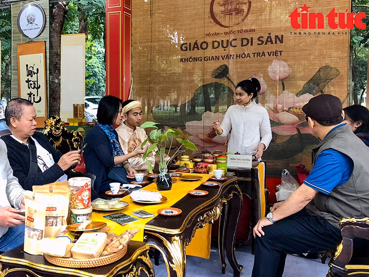 Các nghệ nhân giới thiệu nghệ thuật pha trà, thưởng trà, với những loại trà hảo hạng.