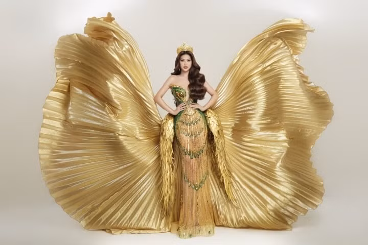 Hoa hậu Thiên Ân diện bộ đầm lộng lẫy cho phần final walk. Hoa hậu Thiên Ân diện bộ đầm lộng lẫy cho phần final walk.