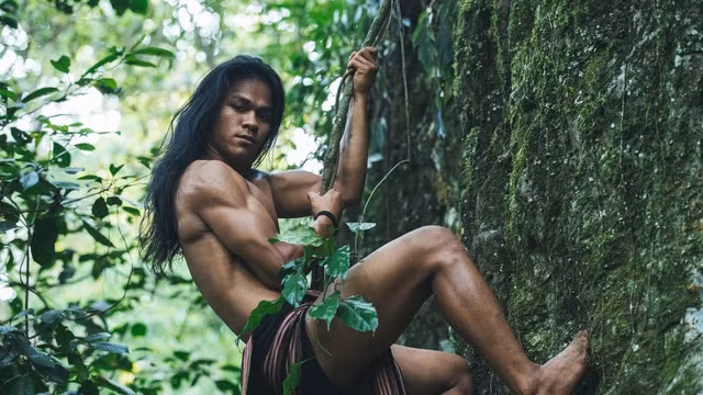 Với mái tóc dài, làn da rám nắng, chàng trai người Gia Rai có biệt danh "Tarzan Tây nguyên". Ảnh: NVCC