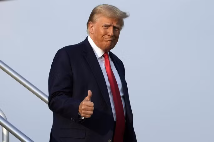 Ông Trump bị bắt rồi tại ngoại sau 20 phút - Ảnh 1. Ông Trump xuất hiện ở sân bay chiều 24-8. Ảnh: AP