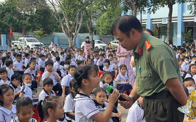 Cán bộ Công an tỉnh Bà Rịa-Vũng Tàu tuyên truyền về phòng chống xâm hại, bắt cóc trẻ em trên địa bàn thị xã Phú Mỹ. Cán bộ Công an tỉnh Bà Rịa-Vũng Tàu tuyên truyền về phòng chống xâm hại, bắt cóc trẻ em trên địa bàn thị xã Phú Mỹ.