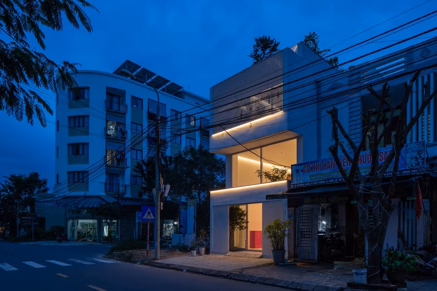 Nhà 'tản bộ' gây ấn tượng với thiết kế theo chiều dọc ảnh 24