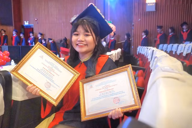 Nữ sinh học song bằng và tốt nghiệp với kết quả 'không thể tin nỗi' - Ảnh 1. Tân cử nhân Phạm Ngọc Khánh Linh rạng rỡ vào ngày nhận bằng tốt nghiệp. Ảnh: Phong Linh