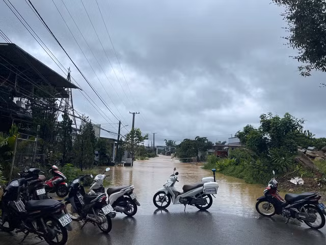 Nước ngập đường, chia cắt giao thông. Ảnh: G.B