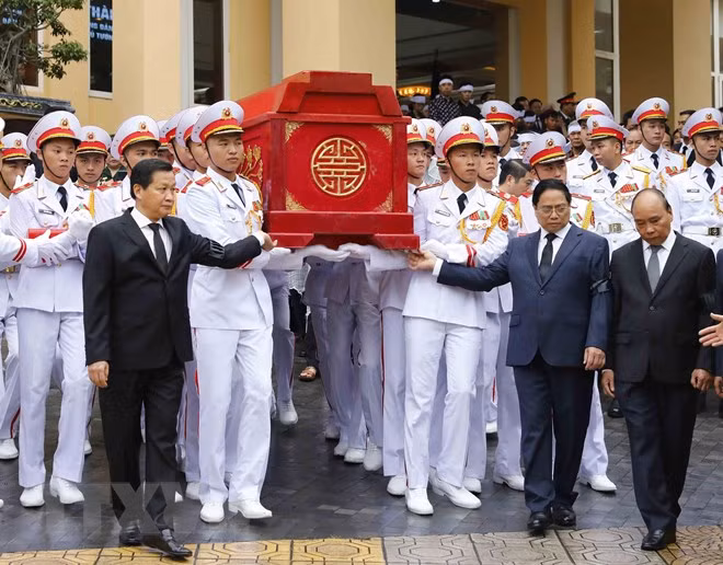 Thủ tướng Phạm Minh Chính và Phó Thủ tướng Lê Minh Khái và các đại biểu tại Lễ Di quan Phó Thủ tướng Lê Văn Thành. Ảnh: An Đăng/TTXVN