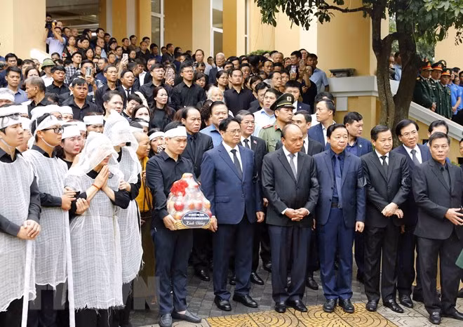Thủ tướng Phạm Minh Chính, các lãnh đạo, nguyên lãnh đạo Đảng, Nhà nước và gia quyến tiễn đưa Phó Thủ tướng Lê Văn Thành. Ảnh: Lâm Khánh/TTXVN