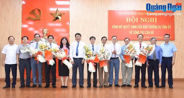 Phó Bí thư Thường trực Tỉnh ủy Đặng Ngọc Huy và các Ủy viên Ban Thường vụ Tỉnh ủy chúc mừng các Tỉnh ủy viên được phân công nhiệm vụ mới. Nguồn: Báo Quảng Ngãi