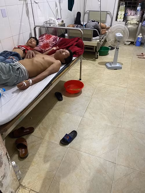 Các bệnh nhân nằm cấp cứu tại Trung tâm Y tế huyện Hương Sơn sau khi ăn tiết canh bê.