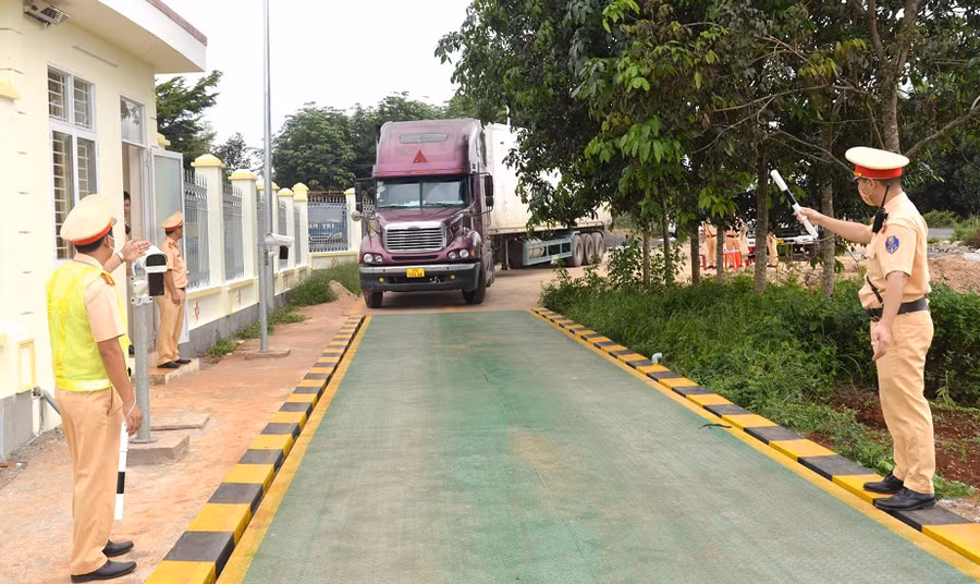 Đội Cảnh sát Giao thông đường bộ số 1 (Phòng Cảnh sát Giao thông Công an tỉnh) kiểm tra tải trọng xe container. Ảnh: Hạ Vy