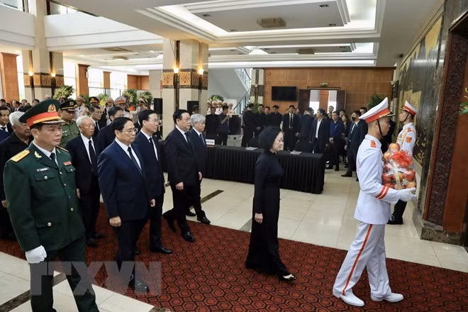 Đoàn đại biểu Ban Chấp hành Trung ương Đảng do đồng chí Trương Thị Mai, Ủy viên Bộ Chính trị, Thường trực Ban Bí thư, Trưởng Ban Tổ chức Trung ương dẫn đầu viếng Phó Thủ tướng Lê Văn Thành. Ảnh: Lâm Khánh/TTXVN